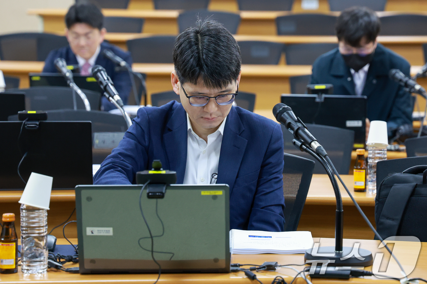 (고양=뉴스1) 안은나 기자 = 2026년도 상반기 전국법관대표회의 정기회의가 열린 13일 오전 경기 고양시 사법연수원에서 의장 후보인 송승용 서울중앙지법 부장판사가 자료를 살피고 …