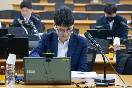 자료 살피는 송승용 후보