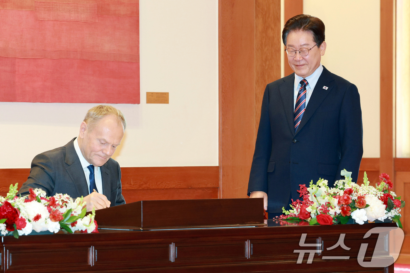 (서울=뉴스1) 허경 기자 = 이재명 대통령이 13일 청와대에서 정상회담에 앞서 도날드 투스크 폴란드 총리의 방명록 작성을 지켜보고 있다.  (청와대통신사진기자단) 2026.4.1 …