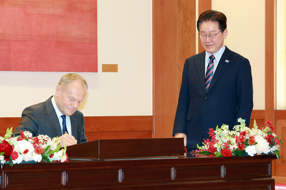 폴란드 총리 방명록 작성 지켜보는 이재명 대통령