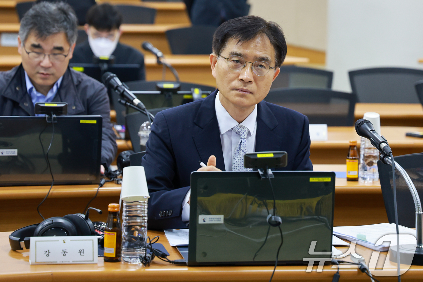 (고양=뉴스1) 안은나 기자 = 2026년도 상반기 전국법관대표회의 정기회의가 열린 13일 오전 경기 고양시 사법연수원에서 의장 후보인 강동원 서울가정법원 부장판사가 자료를 살피고 …