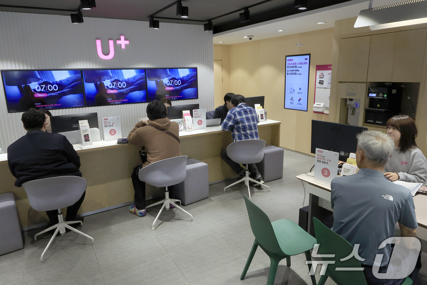 (서울=뉴스1) 박정호 기자 = 국제가입자식별번호(IMSI)에 이용자 휴대전화 번호를 반영했다는 사실이 알려진 LG유플러스가 전 고객 대상 유심(USIM) 업데이트와 무료 교체를 …