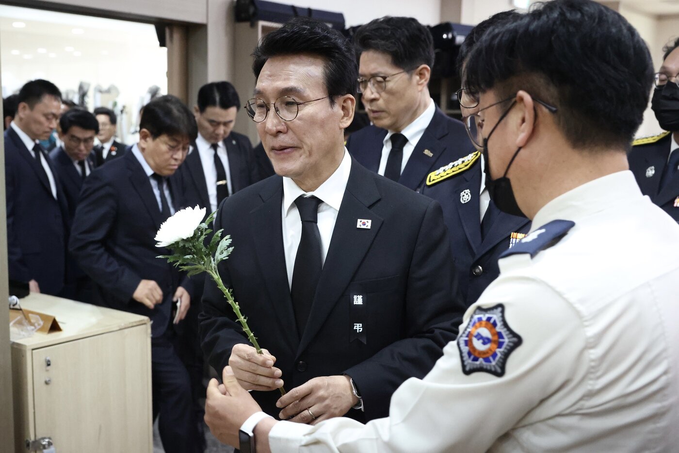 본문 이미지 - 김민석 국무총리가 13일 전남 완도군 냉동창고 화재 현장에서 순직한 소방관 2명의 빈소를 찾아 조문하고 있다.(국무총리실 제공. 재판매 및 DB금지).2026.04.13