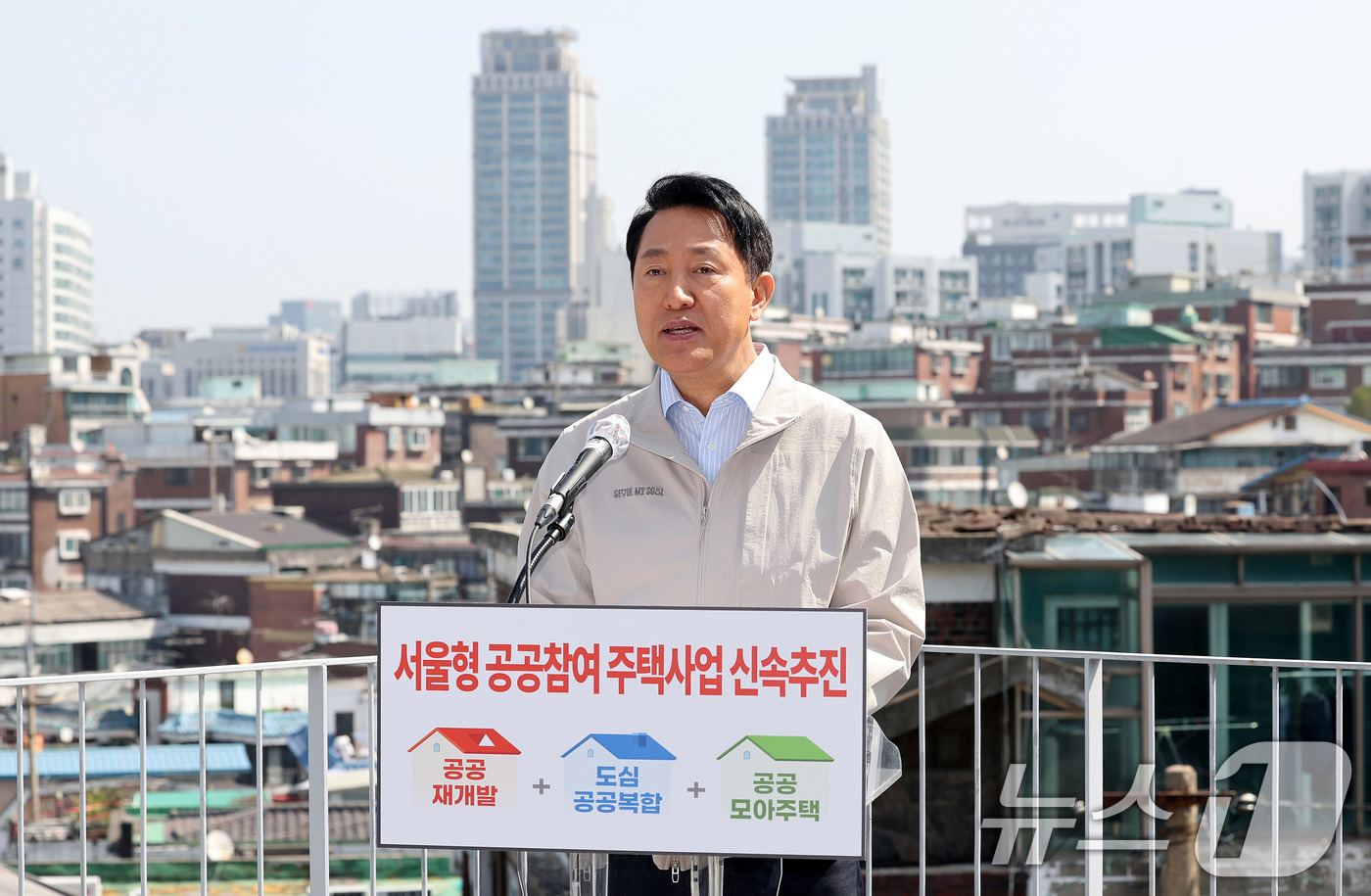 (서울=뉴스1) 박지혜 기자 = 오세훈 서울시장이 13일 오전 서울 마포구 공공재개발 추진 중인 아현1구역 현장을 방문해 ‘서울형 공공참여 주택사업’ 추진 방안을 발표하고 있다. …