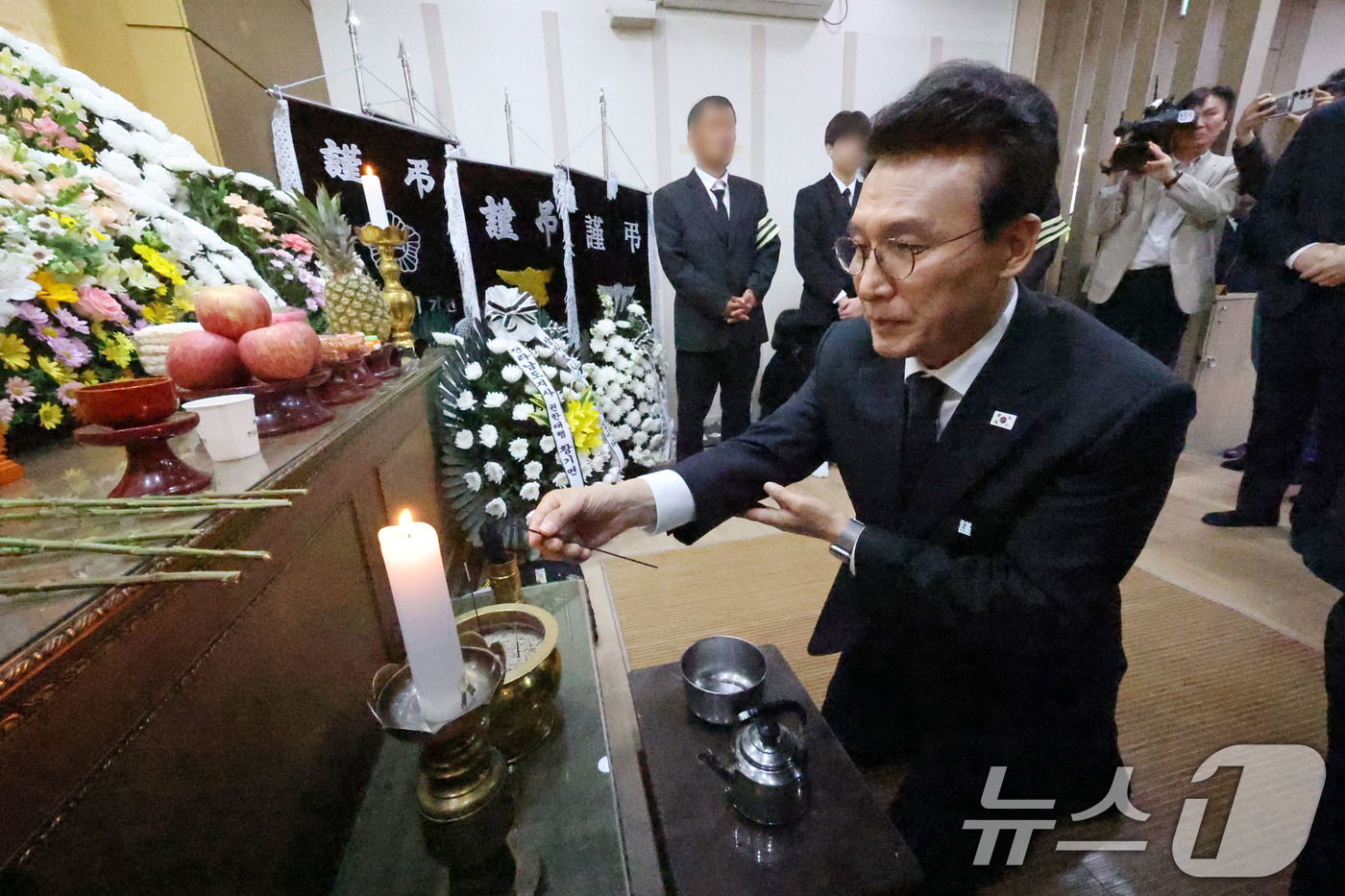 (완도=뉴스1) 박지현 기자 = 김민석 국무총리가 13일 오전 전남 완도군 완도읍 완도대성병원 장례식장을 찾아 냉동창고 화재현장에서 숨진 박승원 소방위 빈소에서 분향하고 있다. ( …