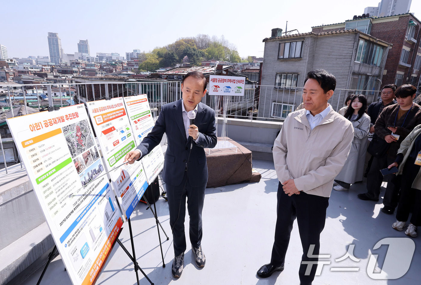 (서울=뉴스1) 박지혜 기자 = 오세훈 서울시장이 13일 오전 서울 마포구 공공재개발 추진 중인 아현1구역 현장을 방문해 공공재개발 추진현황을 보고 받고 있다. 2026.4.13/ …