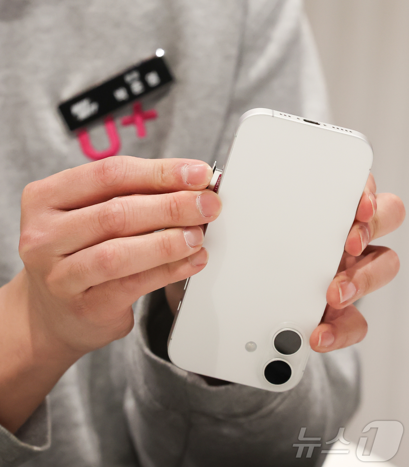 (서울=뉴스1) 이종수 인턴기자 = 13일 서울 중구 LG유플러스 남대문 직영점에서 한 직원이 유심을 교체하고 있다. LG유플러스는 전 고객을 대상으로 유심 무상 교체와 소프트웨어 …