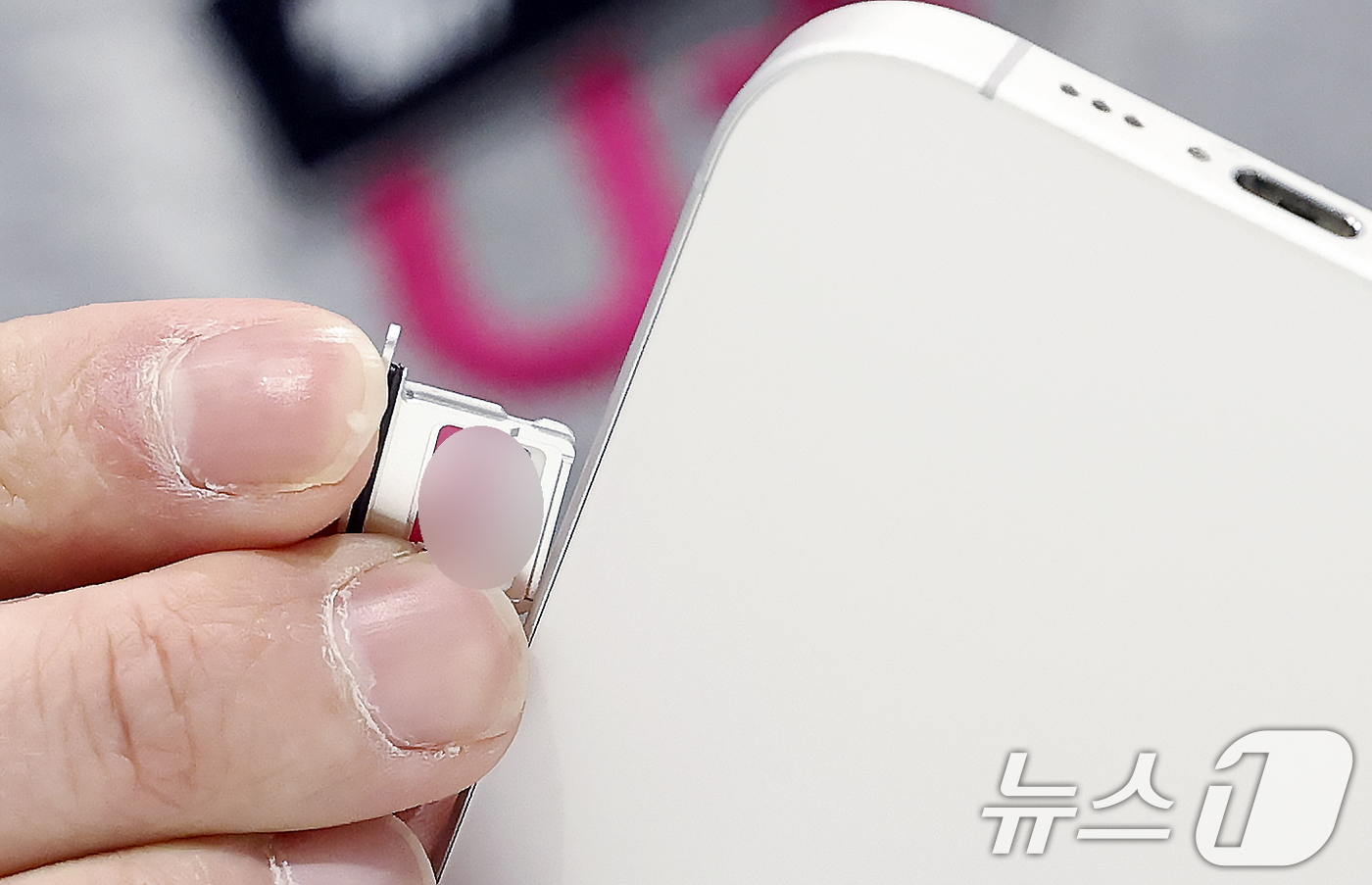 (서울=뉴스1) 박정호 기자 = 국제가입자식별번호(IMSI)에 이용자 휴대전화 번호를 반영했다는 사실이 알려진 LG유플러스가 전 고객 대상 유심(USIM) 업데이트와 무료 교체를 …