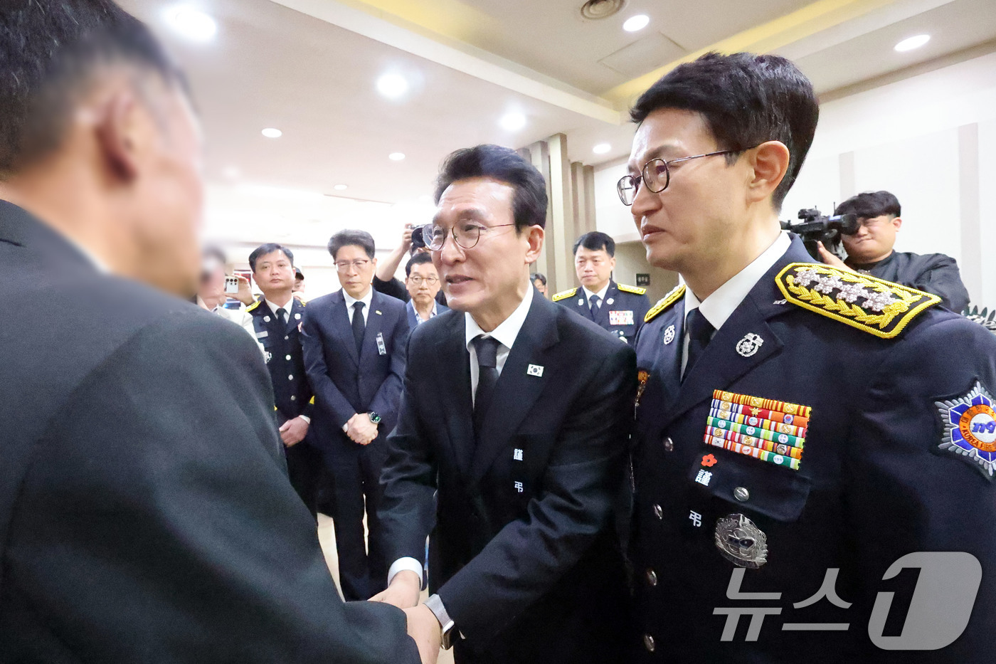 (완도=뉴스1) 박지현 기자 = 김민석 국무총리가 13일 오전 전남 완도군 완도읍의 장례식장을 찾아 화재현장에서 숨진 소방위 빈소에서 유가족을 위로하고 있다.(공동취재) 2026. …