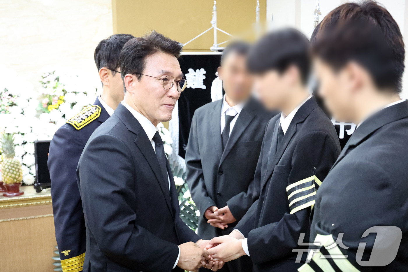 (완도=뉴스1) 박지현 기자 = 김민석 국무총리가 13일 오전 전남 완도군 완도읍의 한 장례식장을 찾아 화재현장에서 숨진 소방대원 빈소에서 유가족들과 이야기를 하고 있다. (공동취 …