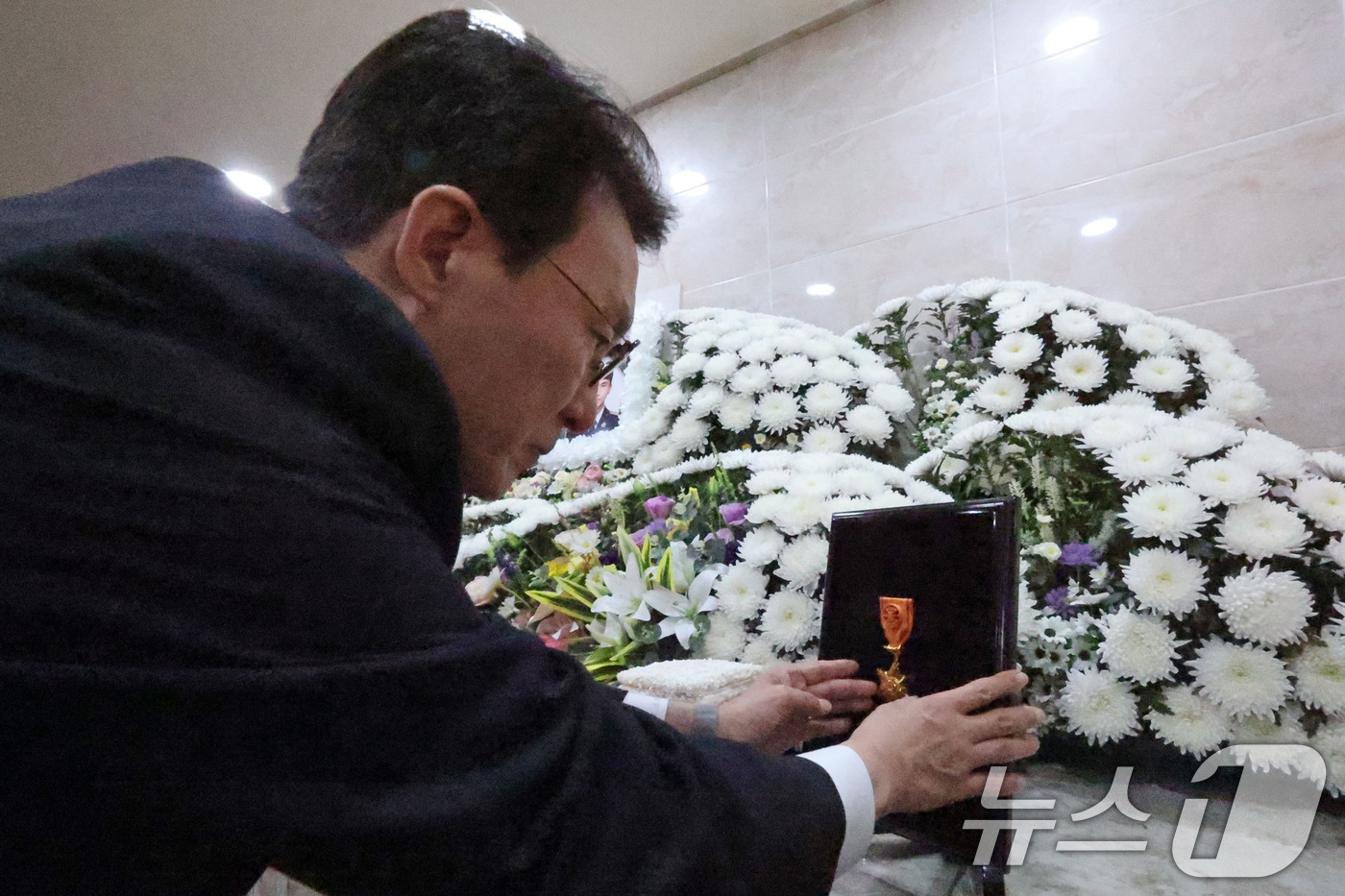 (완도=뉴스1) 박지현 기자 = 김민석 국무총리가 13일 오전 전남 완도군 완도읍의 한 장례식장을 찾아 화재현장에서 숨진 소방사에게 훈장을 수여하고 있다.(공동취재) 2026.4. …