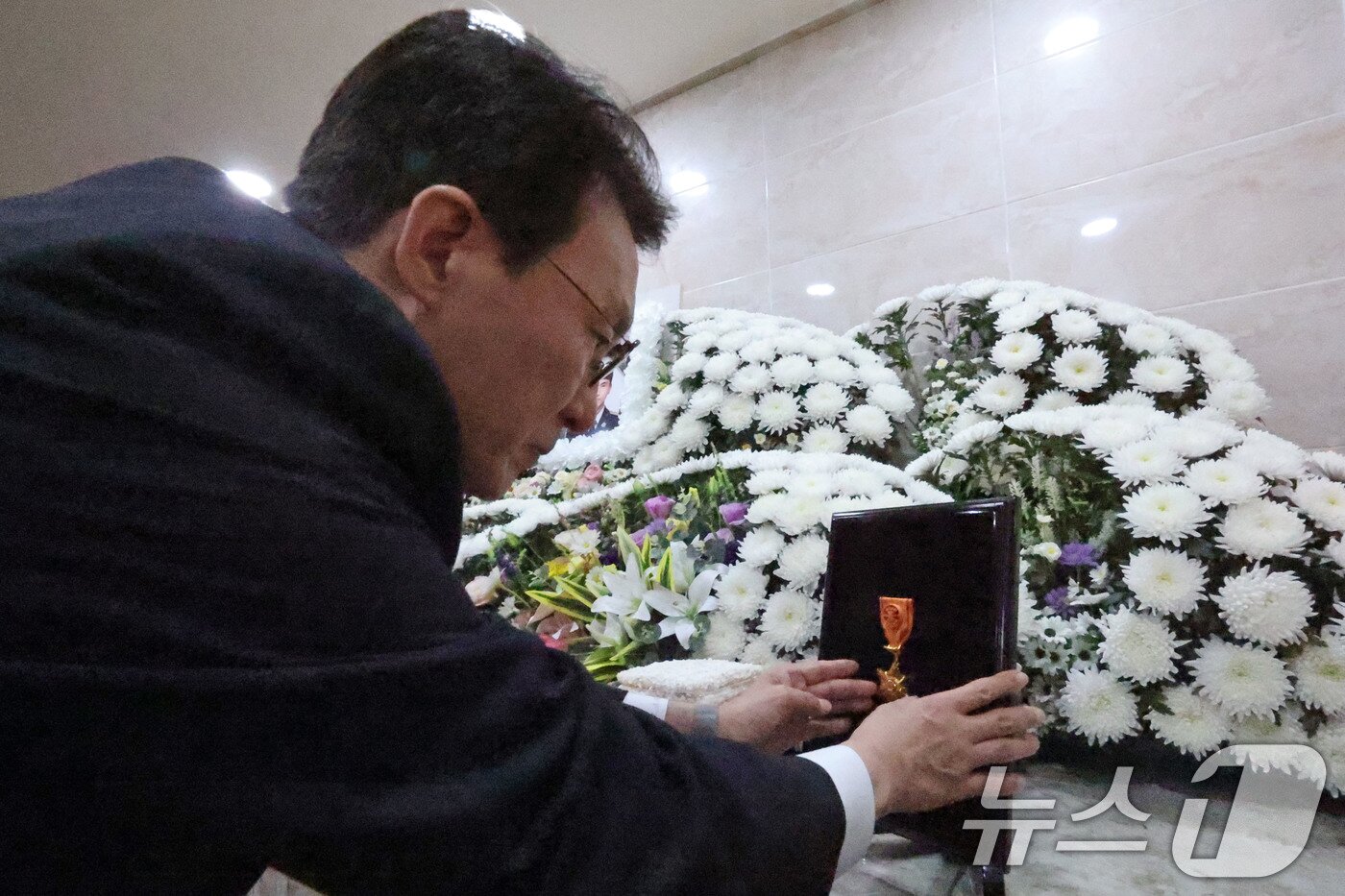 본문 이미지 - 김민석 국무총리가 13일 오전 전남 완도군 완도읍의 한 장례식장을 찾아 화재현장에서 숨진 소방사에게 훈장을 수여하고 있다.(공동취재) 2026.4.13 ⓒ 뉴스1 박지현 기자