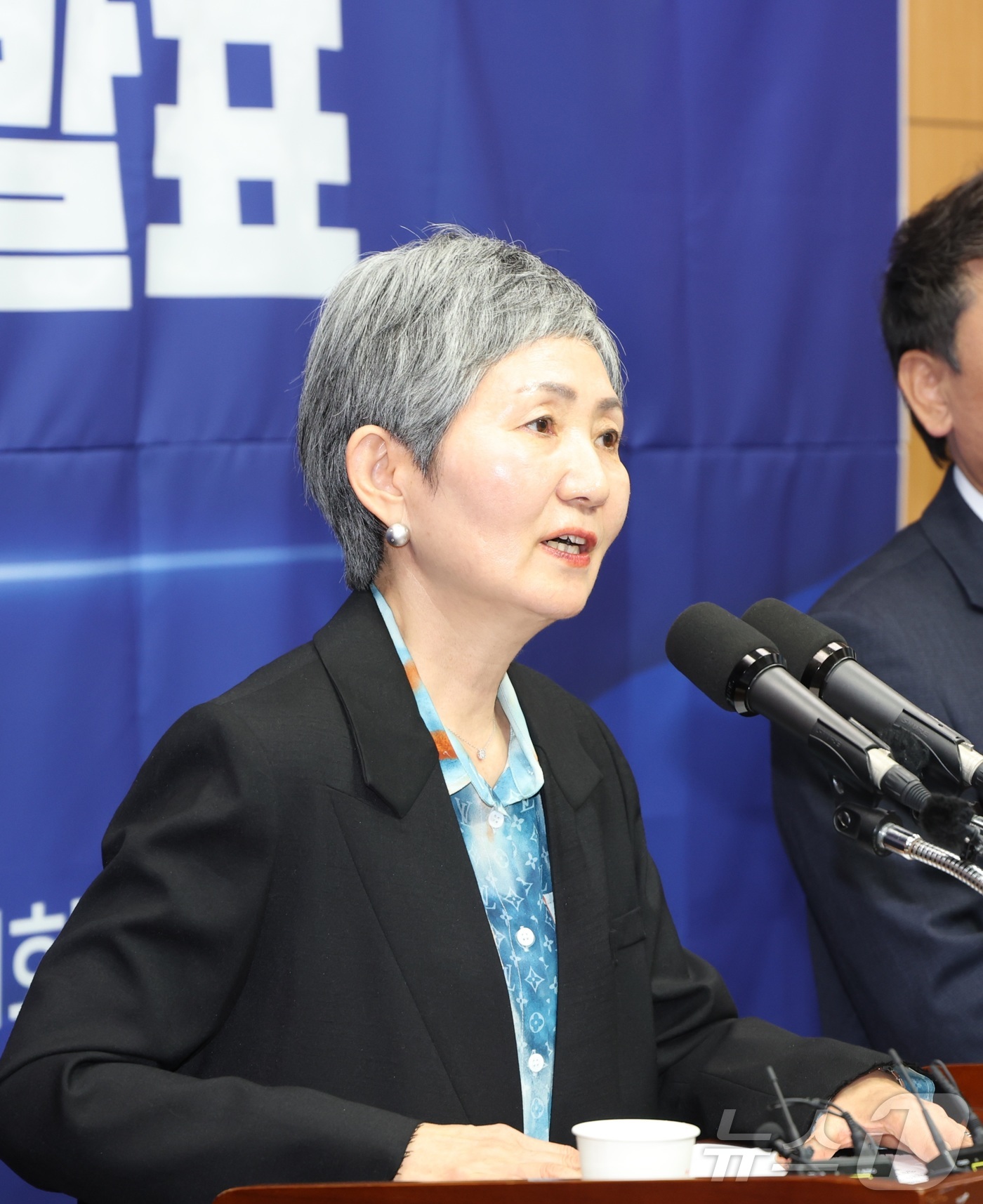 (전주=뉴스1) 유경석 기자 = 박영자 더불어민주당 전북특별자치도당 선거관리위원장이 13일 전북 전주시 전북특별자치도의회에서 본경선 결과 발표를 하고 있다. 2026.4.13/뉴스 …