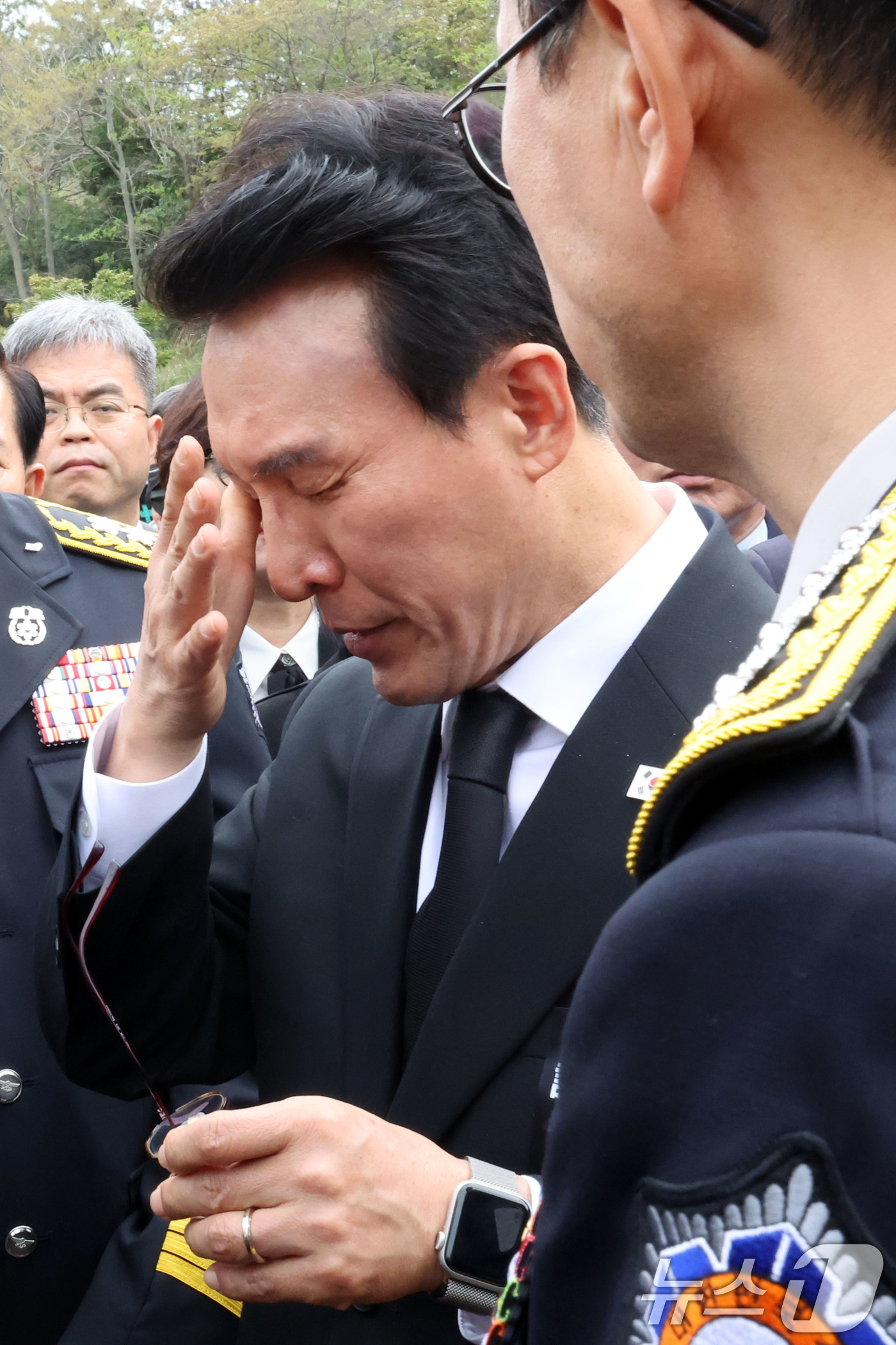 (완도=뉴스1) 박지현 기자 = 김민석 국무총리가 13일 오전 전남 완도군 완도읍의 장례식장을 찾아 화재현장에서 숨진 소방관을 조문한 뒤 눈물을 닦고 있다.(공동취재) 2026.4 …