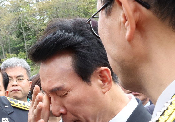 순직 소방관 빈소 찾아 눈물 흘리는 김민석 총리