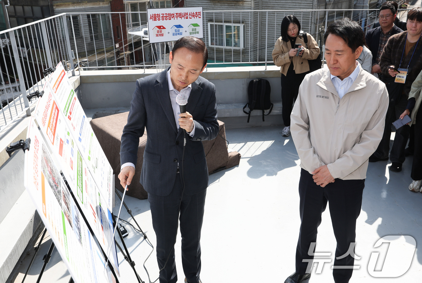 (서울=뉴스1) 임지훈 인턴기자 = 오세훈 서울시장이 13일 서울 마포구 강북노동자복지관에서 아현 1구역 공공재개발 추진 현황 및 서울형 공공참여 주택사업 신속 추진계획 브리핑을 …