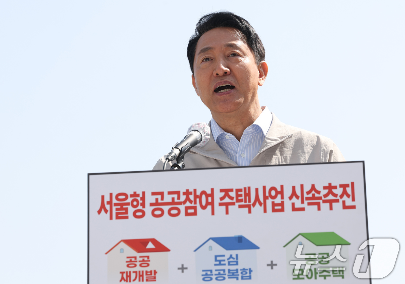 (서울=뉴스1) 임지훈 인턴기자 = 오세훈 서울시장이 13일 서울 마포구 강북노동자복지관에서 아현 1구역 공공재개발 추진 현황 및 서울형 공공참여 주택사업 신속 추진 방안에 대해 …