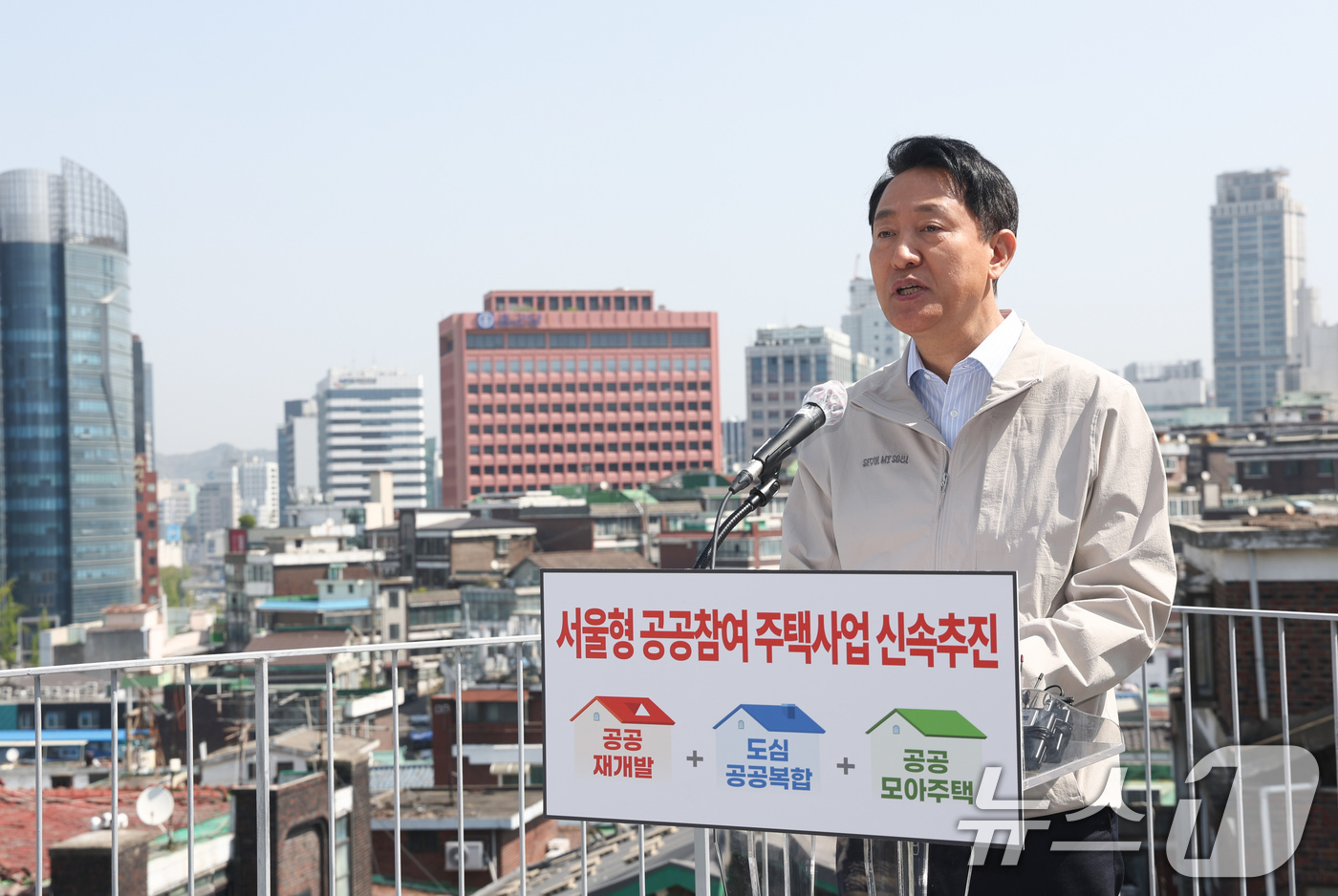 (서울=뉴스1) 임지훈 인턴기자 = 오세훈 서울시장이 13일 서울 마포구 강북노동자복지관에서 아현 1구역 공공재개발 추진 현황 및 서울형 공공참여 주택사업 신속 추진 방안에 대해 …