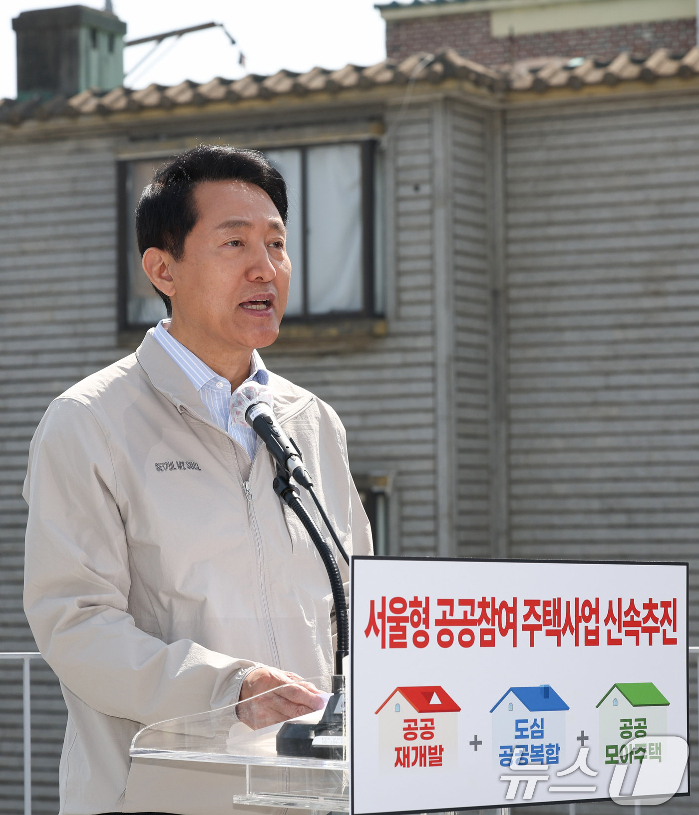 (서울=뉴스1) 임지훈 인턴기자 = 오세훈 서울시장이 13일 서울 마포구 강북노동자복지관에서 아현 1구역 공공재개발 추진 현황 및 서울형 공공참여 주택사업 신속 추진 방안에 대해 …