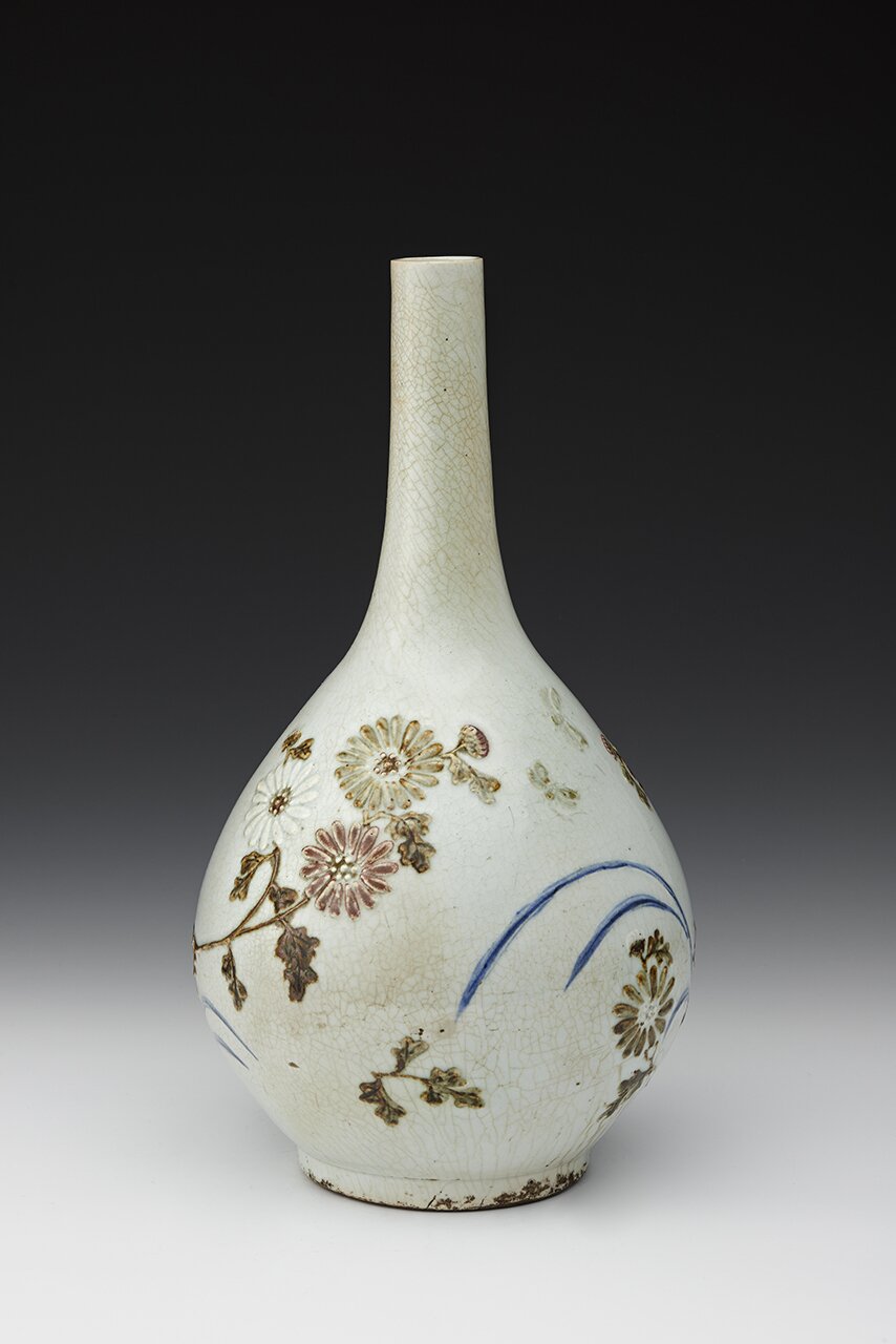 본문 이미지 - 백자청화철채동채초충난국문병 ⓒ 간송미술문화재단 (간송미술관 제공)