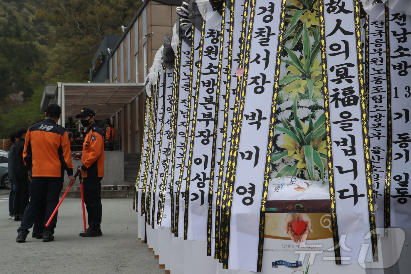 (완도=뉴스1) 조수민 수습기자 = 13일 전남 완도군 완도읍 한 장례식장 앞에 냉동창고 화재를 진화하다 순직한 소방대원을 위한 근조화환이 놓여있다. 2026.4.13/뉴스1