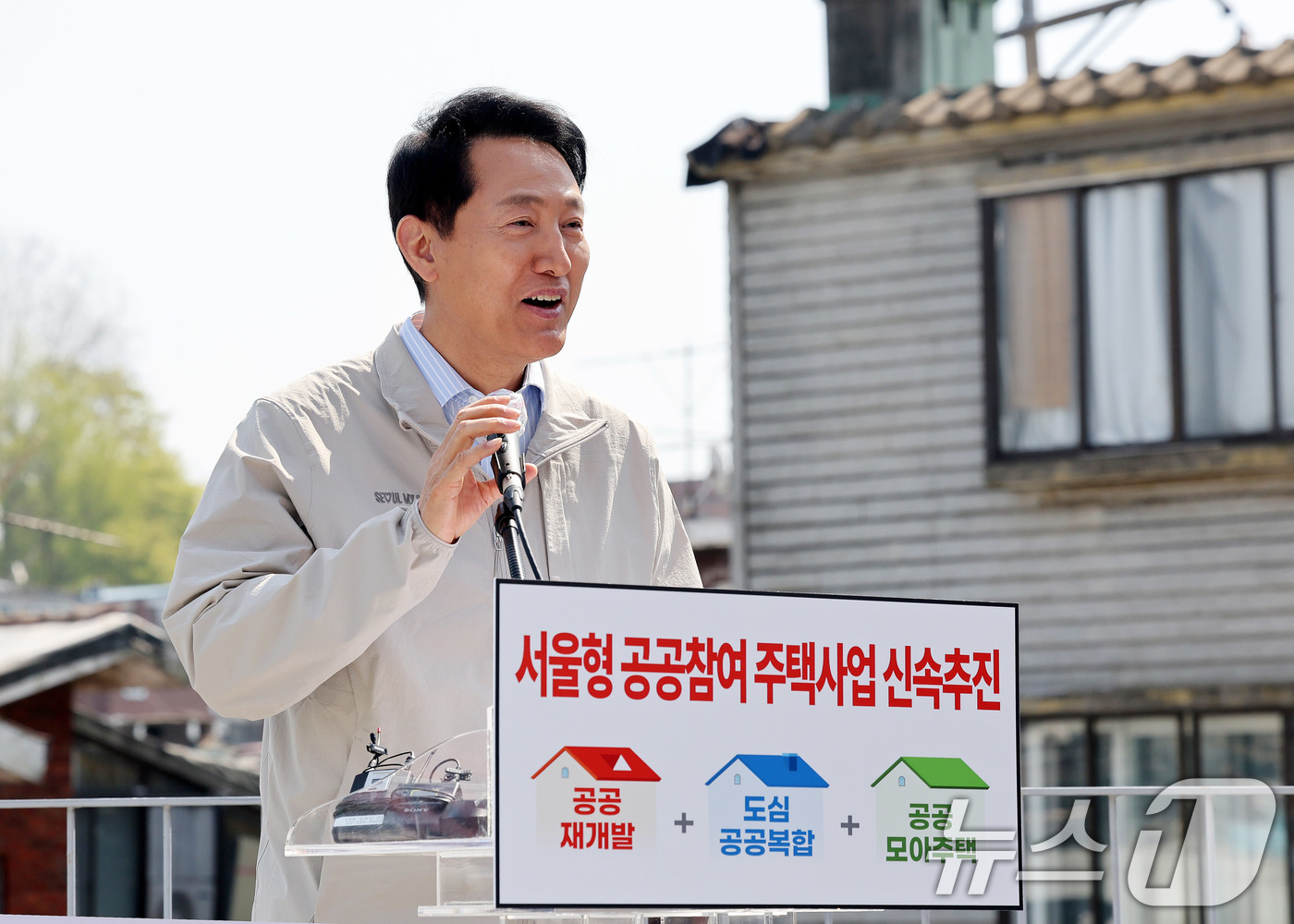 (서울=뉴스1) 박지혜 기자 = 오세훈 서울시장이 13일 오전 서울 마포구 공공재개발 추진 중인 아현1구역 현장을 방문해 ‘서울형 공공참여 주택사업’ 추진 방안을 발표하고 있다. …