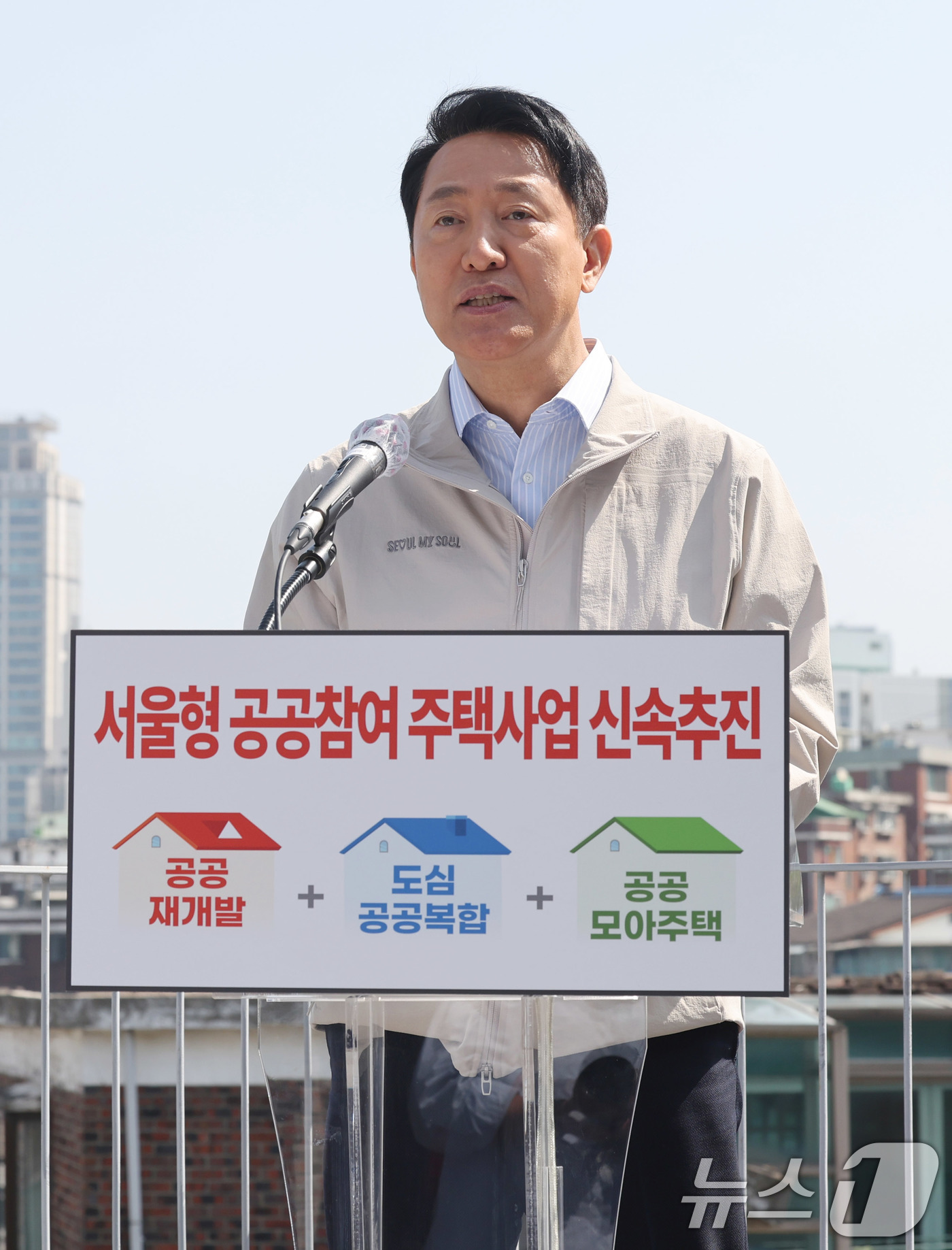 (서울=뉴스1) 박지혜 기자 = 오세훈 서울시장이 13일 오전 서울 마포구 공공재개발 추진 중인 아현1구역 현장을 방문해 ‘서울형 공공참여 주택사업’ 추진 방안을 발표하고 있다. …