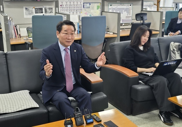 유정복 "공항 통합이 '억측'이라는 박찬대 주장 납득 어려워"