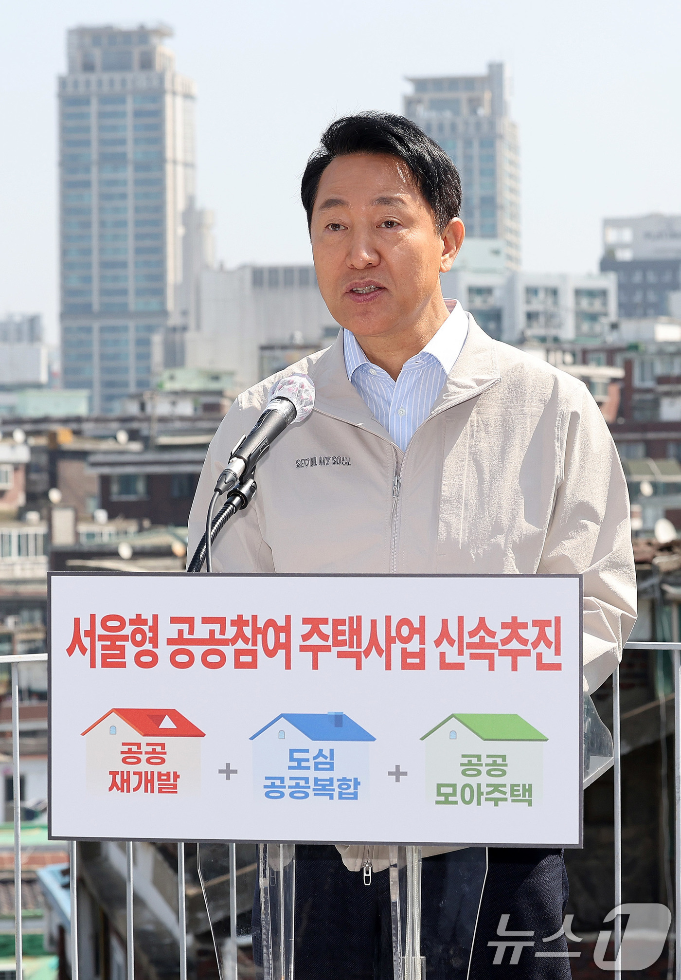 (서울=뉴스1) 박지혜 기자 = 오세훈 서울시장이 13일 오전 서울 마포구 공공재개발 추진 중인 아현1구역 현장을 방문해 ‘서울형 공공참여 주택사업’ 추진 방안을 발표하고 있다. …