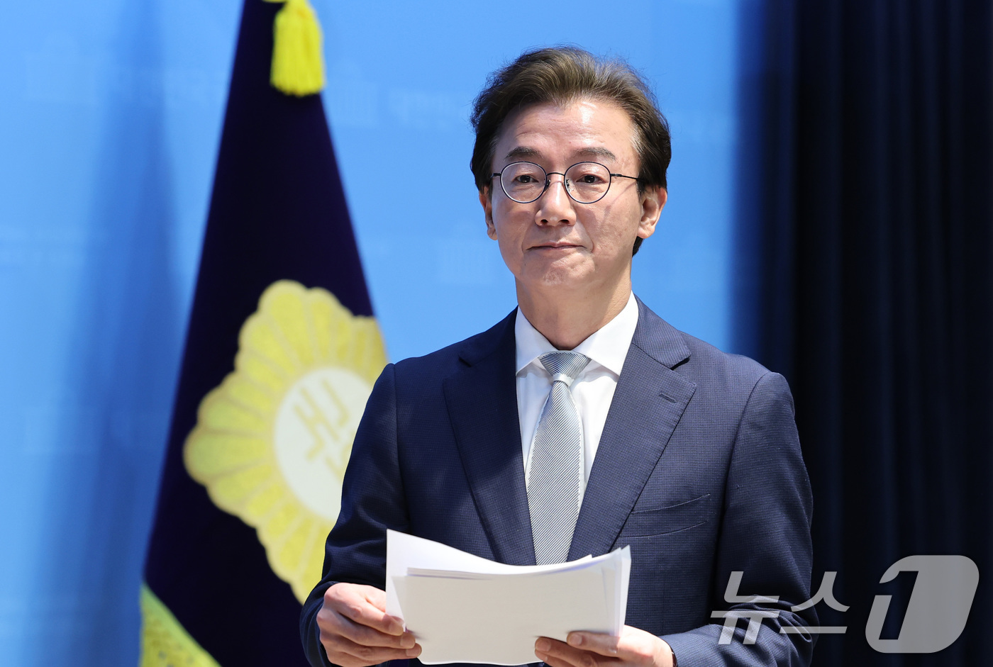 (서울=뉴스1) 신웅수 기자 = 전재수 더불어민주당 부산시장 후보가 13일 서울 여의도 국회에서 기자회견을 마친 후 소통관을 나서고 있다. 2026.4.13/뉴스1