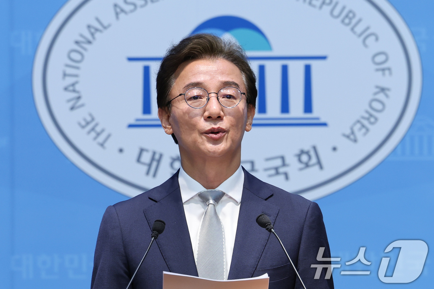 (서울=뉴스1) 신웅수 기자 = 전재수 더불어민주당 부산시장 후보가 13일 서울 여의도 국회 소통관에서 기자회견을 하고 있다. 2026.4.13/뉴스1