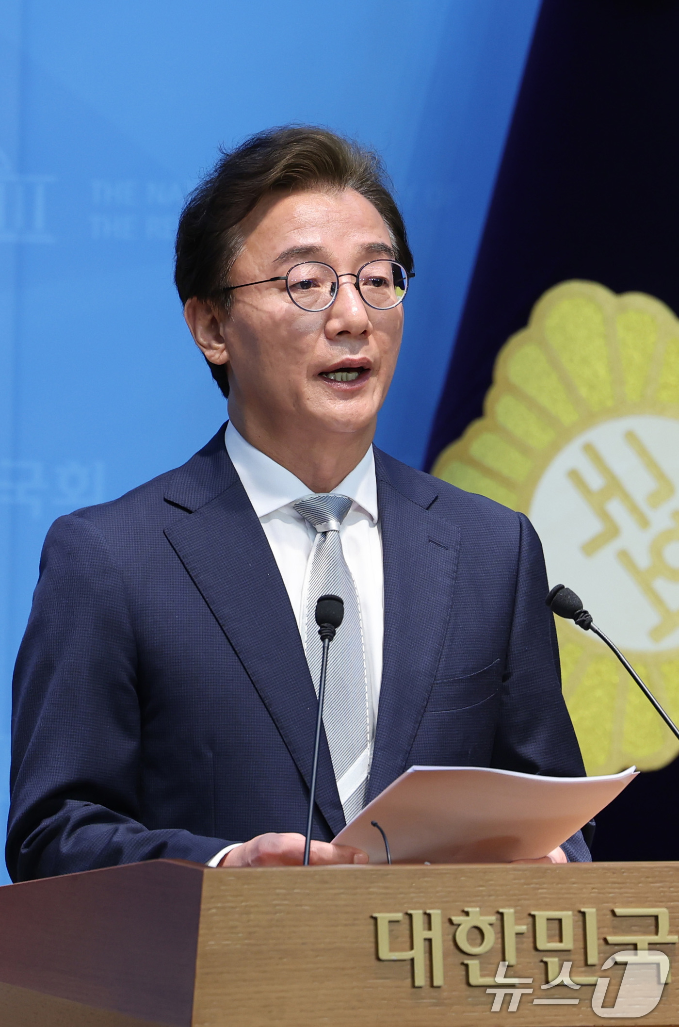 (서울=뉴스1) 신웅수 기자 = 전재수 더불어민주당 부산시장 후보가 13일 서울 여의도 국회 소통관에서 기자회견을 하고 있다. 2026.4.13/뉴스1