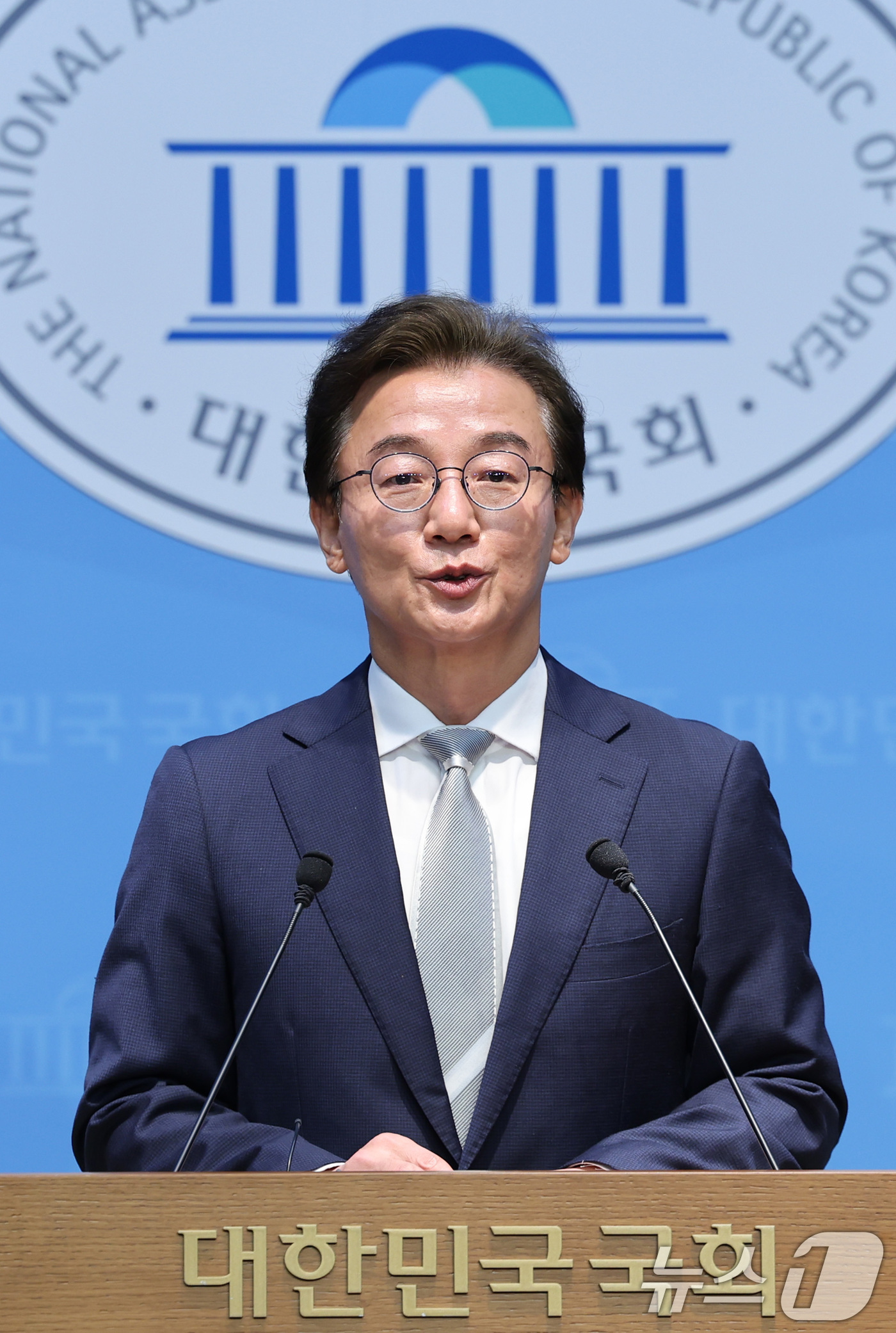 (서울=뉴스1) 신웅수 기자 = 전재수 더불어민주당 부산시장 후보가 13일 서울 여의도 국회 소통관에서 기자회견을 하고 있다. 2026.4.13/뉴스1