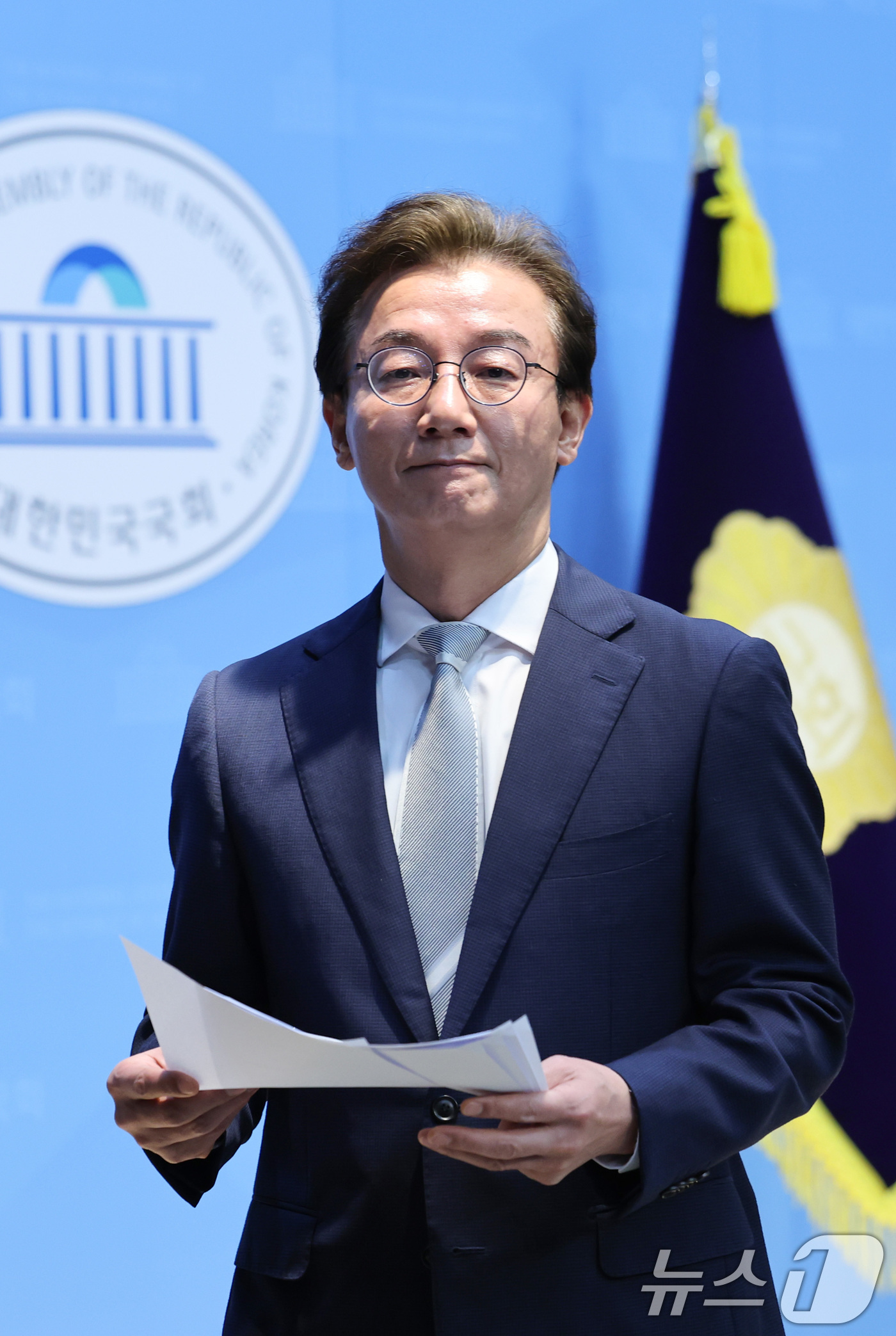 (서울=뉴스1) 신웅수 기자 = 전재수 더불어민주당 부산시장 후보가 13일 서울 여의도 국회에서 기자회견을 마친 후 소통관을 나서고 있다. 2026.4.13/뉴스1