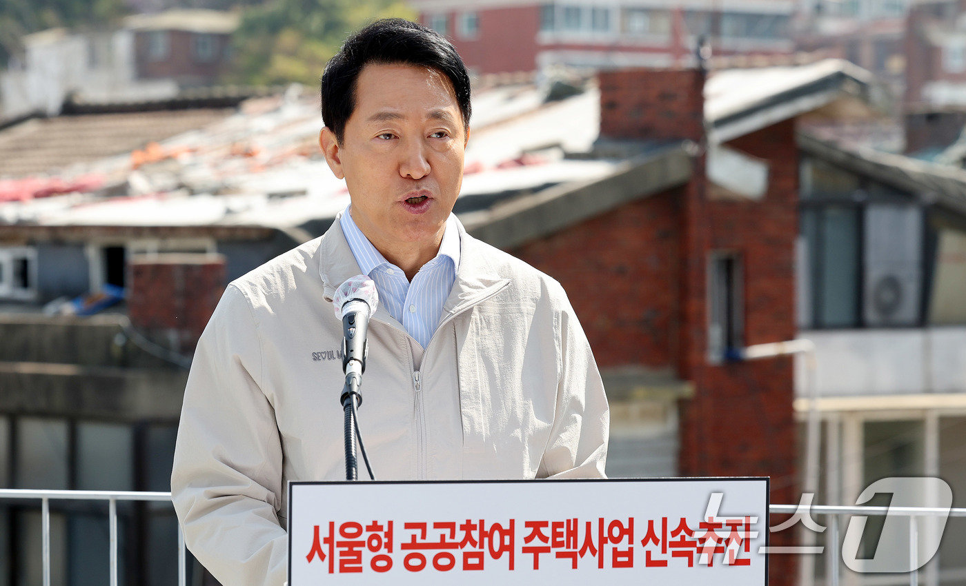 (서울=뉴스1) 박지혜 기자 = 오세훈 서울시장이 13일 오전 서울 마포구 공공재개발 추진 중인 아현1구역 현장을 방문해 ‘서울형 공공참여 주택사업’ 추진 방안을 발표하고 있다. …