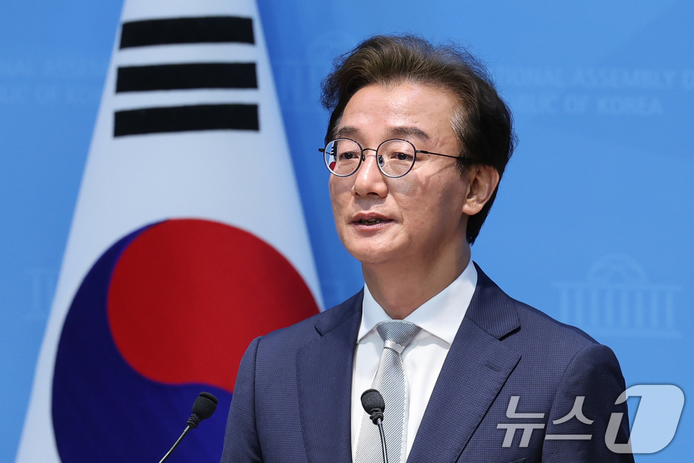 (서울=뉴스1) 신웅수 기자 = 전재수 더불어민주당 부산시장 후보가 13일 서울 여의도 국회 소통관에서 기자회견을 하고 있다. 2026.4.13/뉴스1