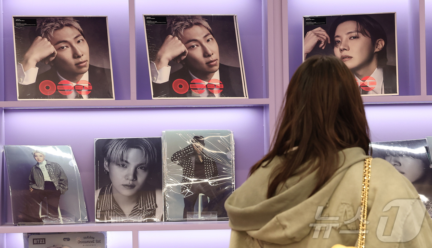 (서울=뉴스1) 김성진 기자 = 그룹 방탄소년단(BTS)의 '아리랑'(ARIRANG)이 미국 '빌보드 200'에서 3주 연속 1위를 기록했다. K팝 앨범이 해당 차트에서 3주 연속 …