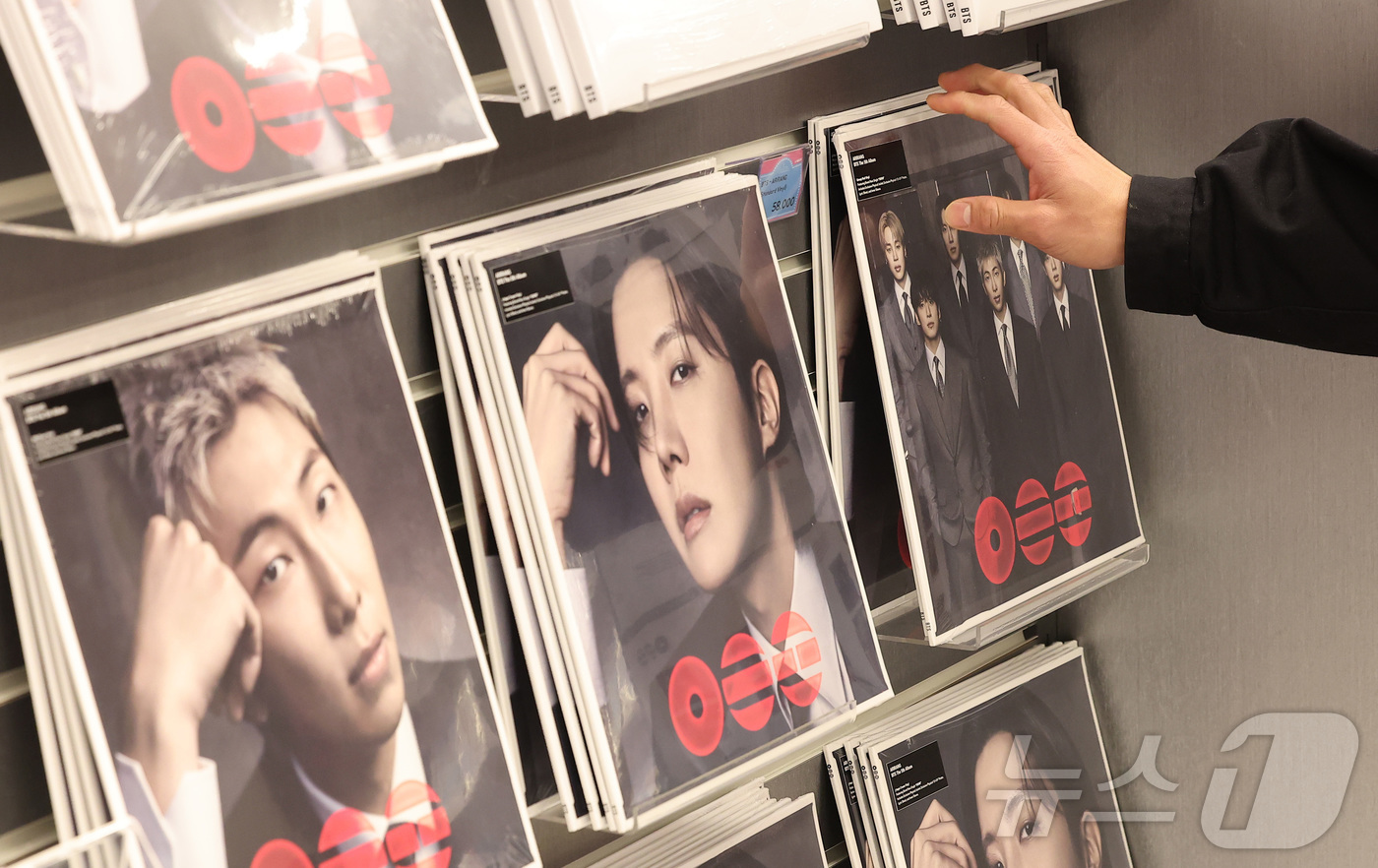 (서울=뉴스1) 김성진 기자 = 그룹 방탄소년단(BTS)의 '아리랑'(ARIRANG)이 미국 '빌보드 200'에서 3주 연속 1위를 기록했다. K팝 앨범이 해당 차트에서 3주 연속 …