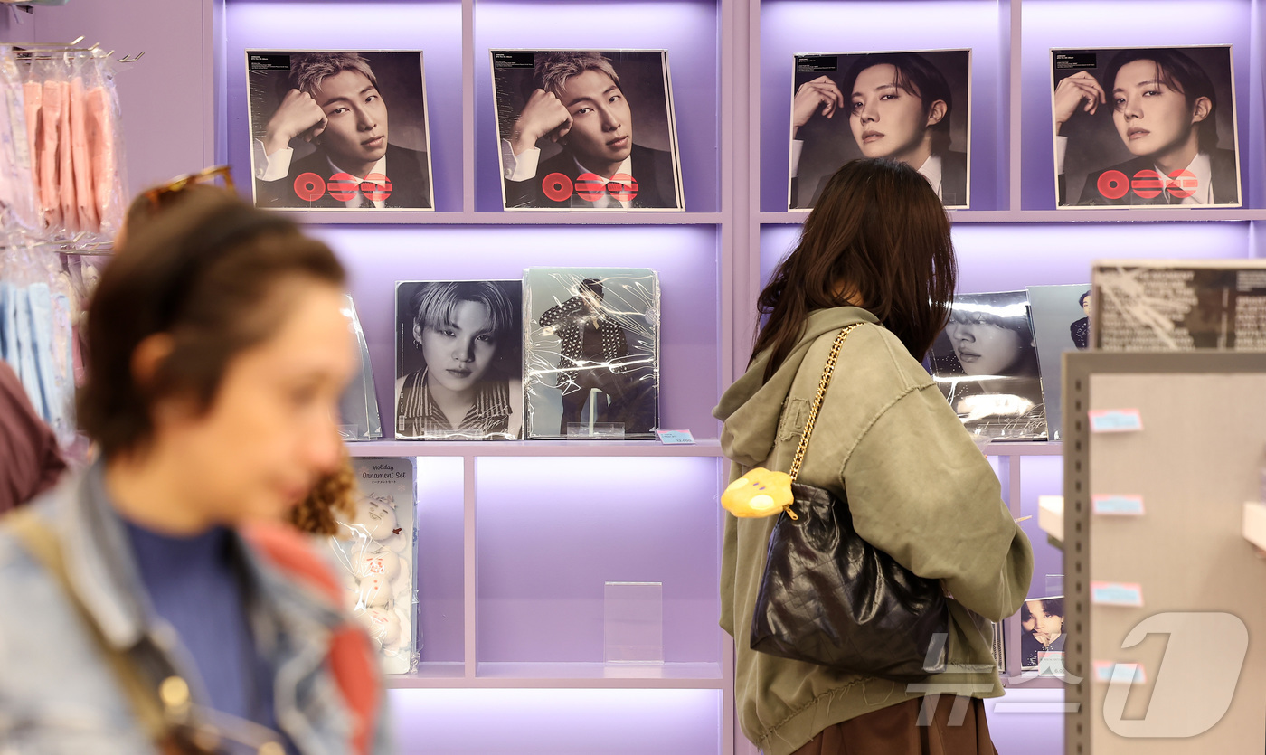 (서울=뉴스1) 김성진 기자 = 그룹 방탄소년단(BTS)의 '아리랑'(ARIRANG)이 미국 '빌보드 200'에서 3주 연속 1위를 기록했다. K팝 앨범이 해당 차트에서 3주 연속 …