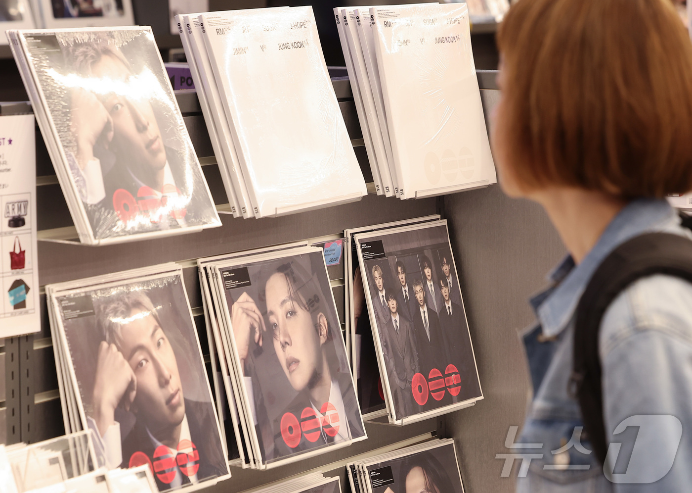 (서울=뉴스1) 김성진 기자 = 그룹 방탄소년단(BTS)의 '아리랑'(ARIRANG)이 미국 '빌보드 200'에서 3주 연속 1위를 기록했다. K팝 앨범이 해당 차트에서 3주 연속 …