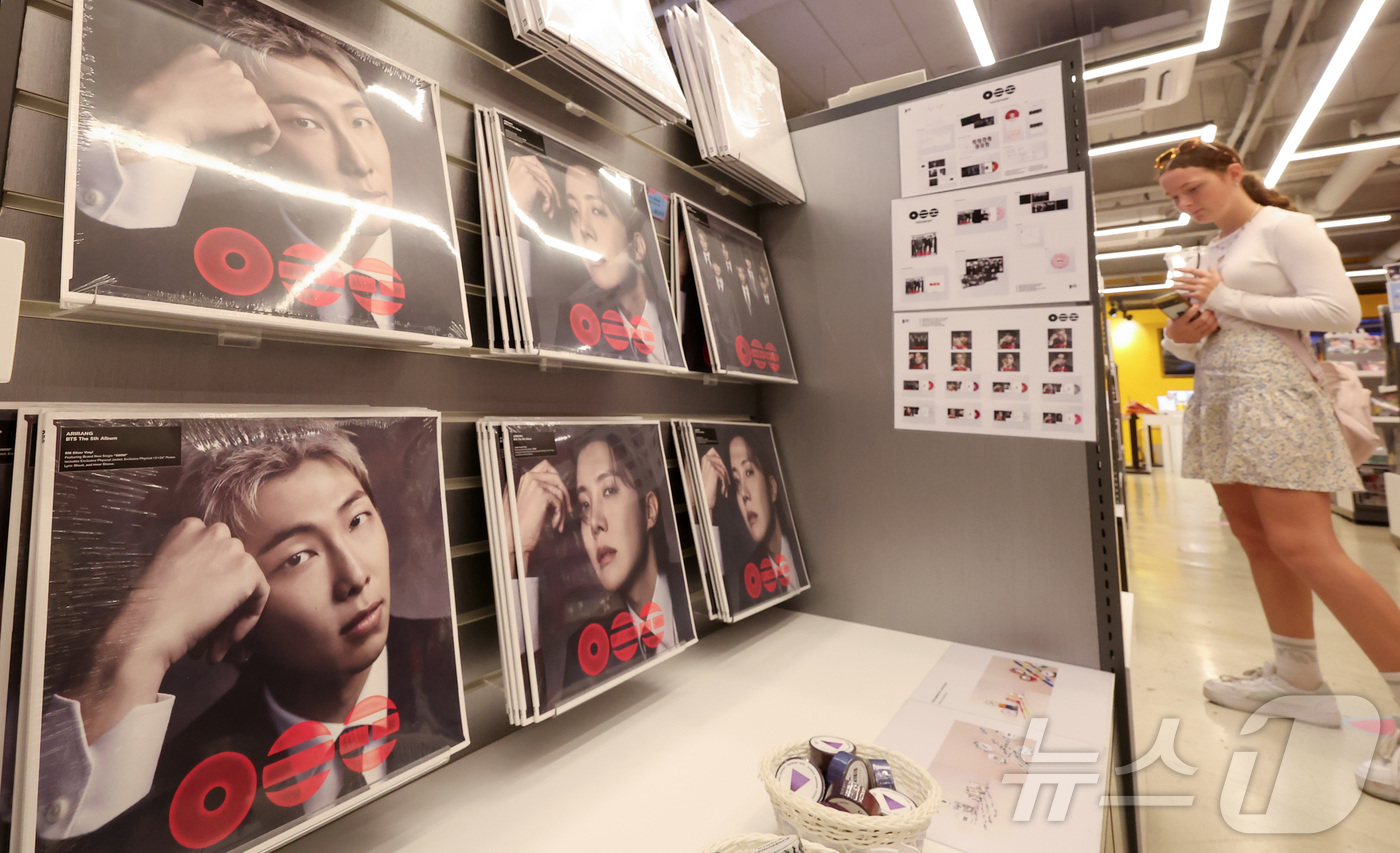 (서울=뉴스1) 김성진 기자 = 그룹 방탄소년단(BTS)의 '아리랑'(ARIRANG)이 미국 '빌보드 200'에서 3주 연속 1위를 기록했다. K팝 앨범이 해당 차트에서 3주 연속 …