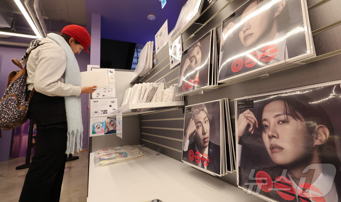 (서울=뉴스1) 김성진 기자 = 그룹 방탄소년단(BTS)의 '아리랑'(ARIRANG)이 미국 '빌보드 200'에서 3주 연속 1위를 기록했다. K팝 앨범이 해당 차트에서 3주 연속 …