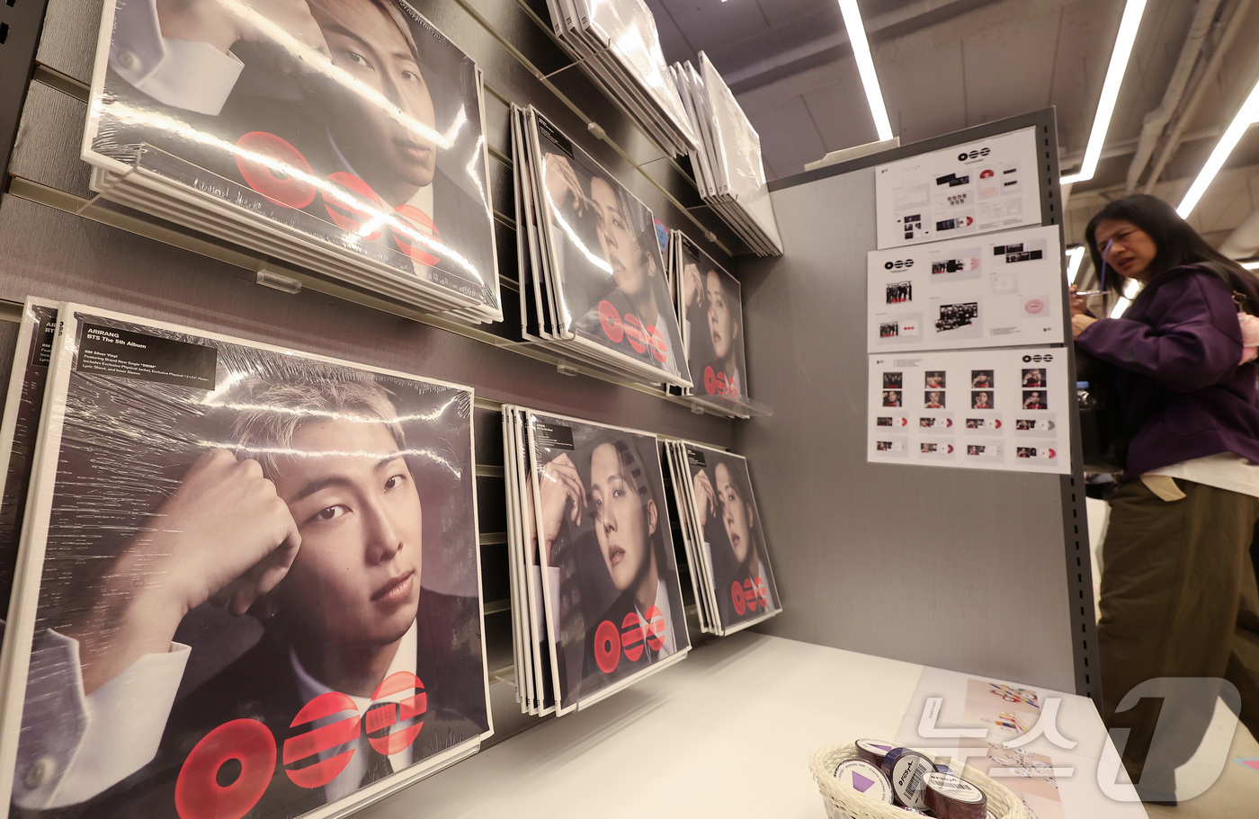 (서울=뉴스1) 김성진 기자 = 그룹 방탄소년단(BTS)의 '아리랑'(ARIRANG)이 미국 '빌보드 200'에서 3주 연속 1위를 기록했다. K팝 앨범이 해당 차트에서 3주 연속 …