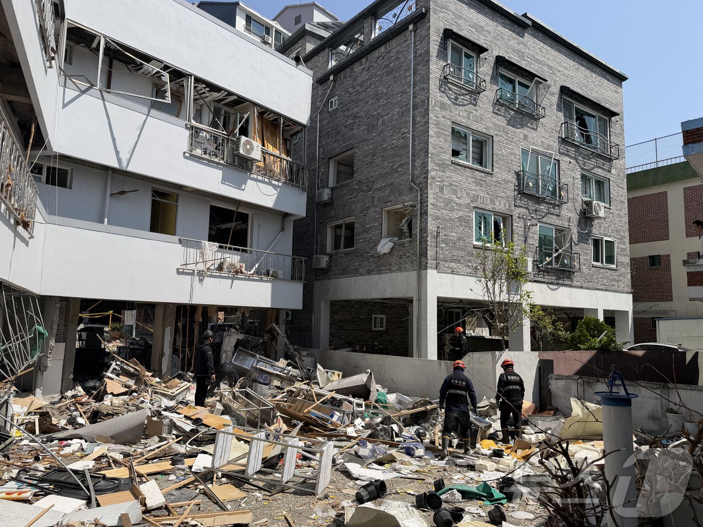 (청주=뉴스1) 장예린 기자 = 13일 오전 3시 59분쯤 충북 청주시 흥덕구 봉명동의 한 상가 건물에서 가스 누출로 추정되는 폭발 사고가 발생하면서 주민 12명이 다치고 폭발 충 …