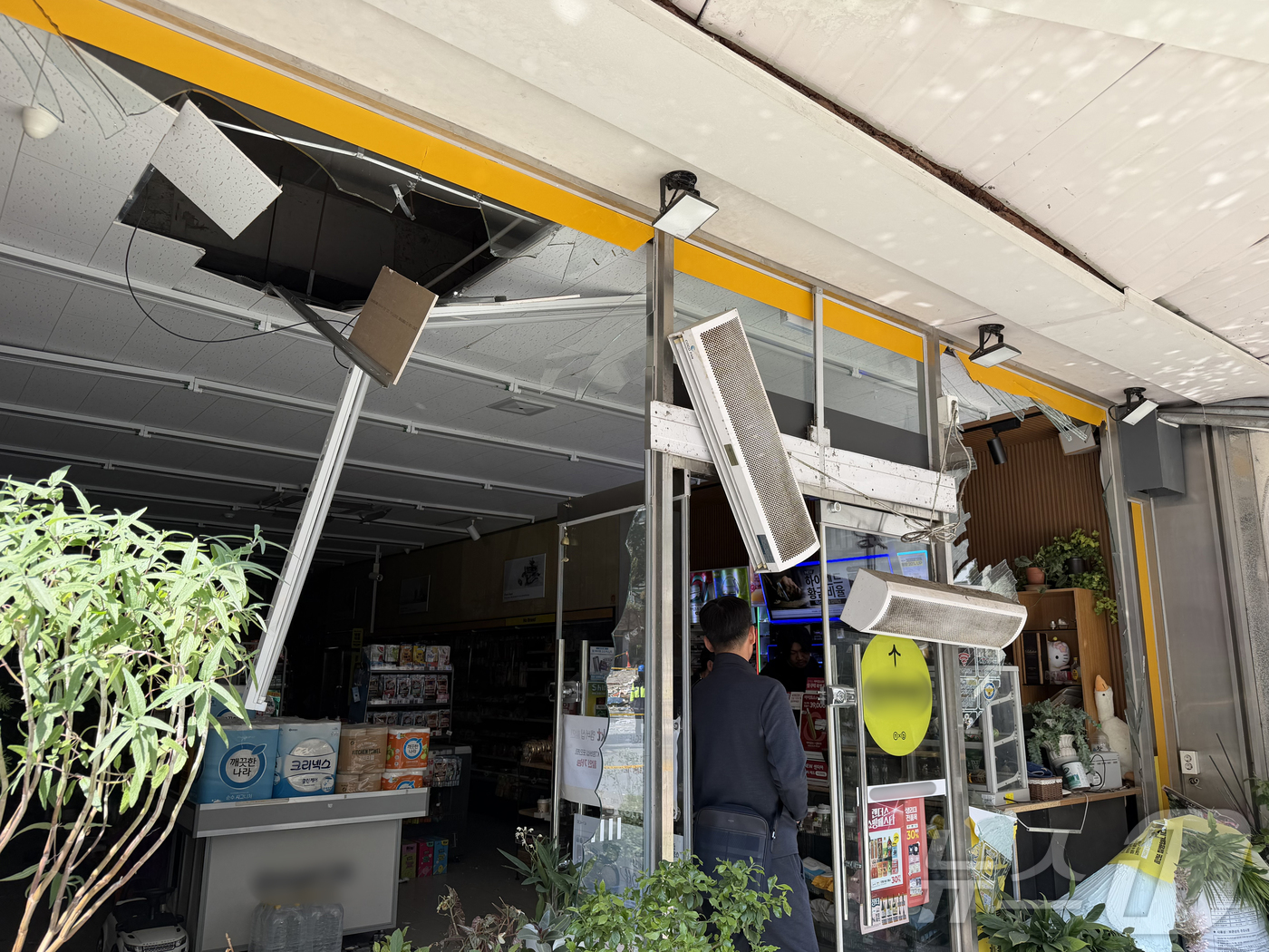 (청주=뉴스1) 장예린 기자 = 13일 오전 3시 59분쯤 충북 청주시 흥덕구 봉명동의 한 상가 건물에서 가스 누출로 추정되는 폭발 사고가 발생하면서 주민 12명이 다치고 폭발 충 …