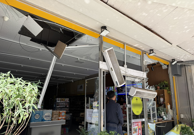 청주 가스 폭발사고 충격으로 파손된 편의점