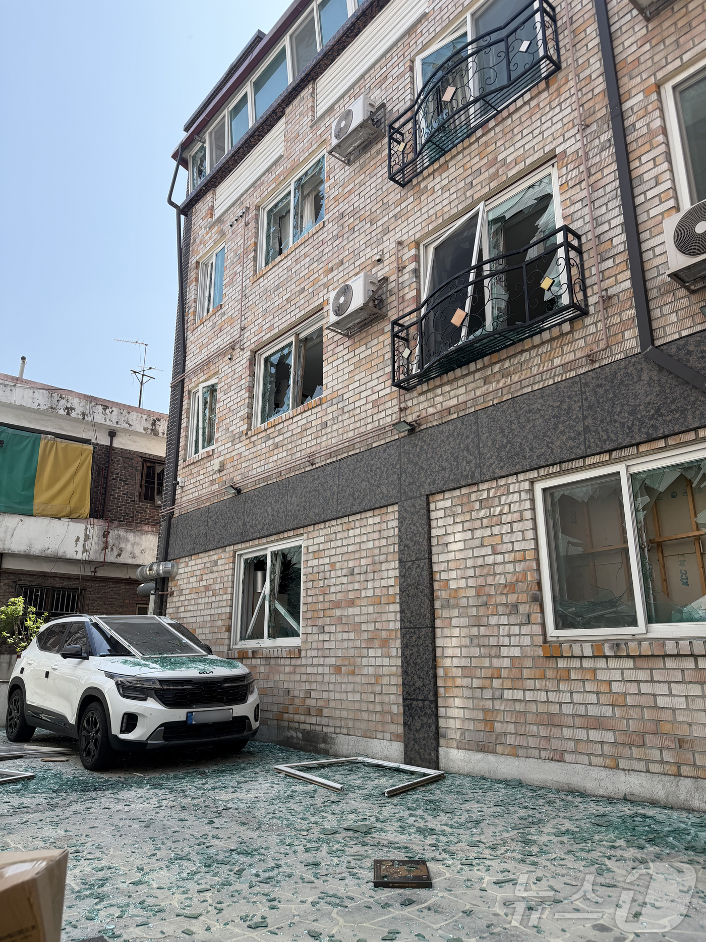 (청주=뉴스1) 장예린 기자 = 13일 충북 청주시 흥덕구 봉명동 상가에서 발생한 가스 누출 폭발 사고 충격으로 건물 뒷편까지 파손되어 있다. 2026.4.13/뉴스1