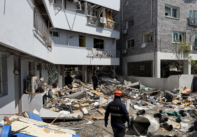 청주 봉명동 가스 폭발사고 충격으로 파손된 건물 뒷편