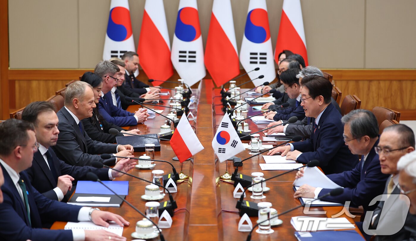 본문 이미지 - 이재명 대통령이 13일 청와대에서 열린 도날드 투스크 폴란드 총리와 확대 회담에서 발언하고 있다. (청와대통신사진기자단) 2026.4.13 ⓒ 뉴스1 이재명 기자