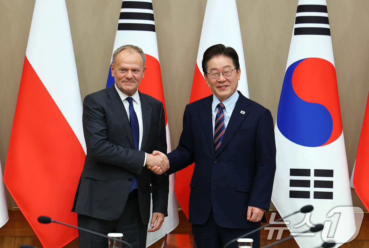 (서울=뉴스1) 이재명 기자 = 이재명 대통령과 도날드 투스크 폴란드 총리가 13일 청와대에서 열린 한·폴란드 확대 회담에서 기념촬영을 하고 있다. (청와대통신사진기자단) 2026 …
